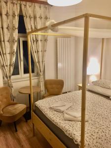 1 Schlafzimmer mit einem Bett und 2 Stühlen in der Unterkunft Apartments Emma in Prag