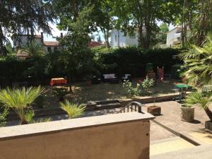 A garden outside Giustina - appartamento spazioso e tranquillo - parcheggio privato per BICI e auto - su richiesta ammessi animali
