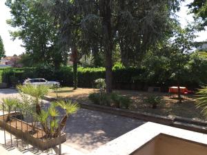 A garden outside Giustina - appartamento spazioso e tranquillo - parcheggio privato per BICI e auto - su richiesta ammessi animali