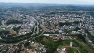 uma vista aérea de uma cidade com um rio em Verde Vale Hotel em Videira
