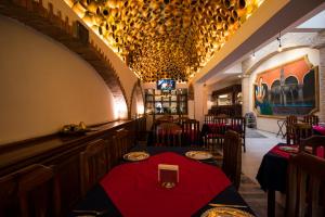 une salle à manger avec une table rouge dans un restaurant dans l'établissement Hotel Santa Rosa by Rotamundos, à Cholula