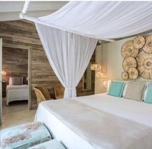 Tempat tidur dalam kamar di Mahona Boutique Hotel