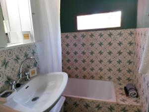 łazienka z wanną, umywalką i oknem w obiekcie Traditional olive house - Gargalianoi w mieście Gargaliánoi +37 zdjęć