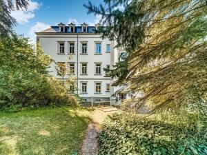 una casa blanca con árboles delante de ella en Appealing Villa with Garden in Borstendorf Germany, en Leubsdorf