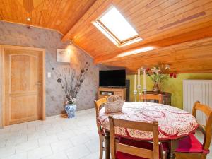 TV a/nebo společenská místnost v ubytování Charming Stay Near Forests