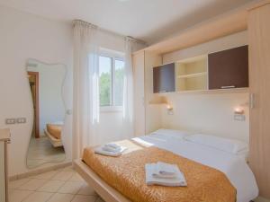 ein Schlafzimmer mit einem Bett mit Handtüchern darauf in der Unterkunft Engaging Apartment in Riccione with Balcony in Riccione