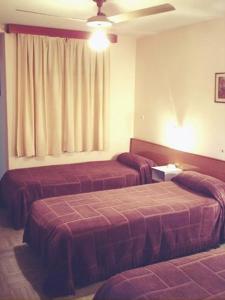 En eller flere senger på et rom på Hotel Dali
