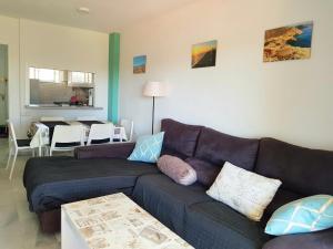 - un salon avec un canapé et une table dans l'établissement SweetWater Home - Apartamento ideal para tus vacaciones, à El Campillo del Moro