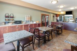 Η κουζίνα ή μικρή κουζίνα στο Super 8 by Wyndham Fort Saskatchewan