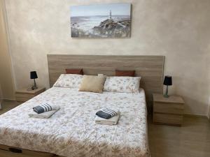 um quarto com uma cama com duas toalhas em Apartamento Tobias Agaete Parque Playa del Ingles em San Bartolomé