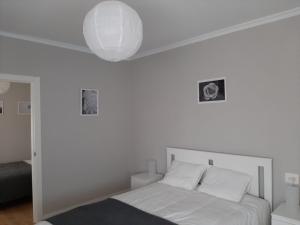 מיטה או מיטות בחדר ב-Morin Grey casa en el corazón de la Ribeira Sacra