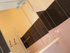 ein Bad mit schwarzen und weißen Fliesen an der Wand in der Unterkunft Apartment Dubrovnik Surprise in Dubrovnik