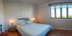 - une chambre avec un lit et une grande fenêtre dans l'établissement BABhouse Casa da Colmeia - Coração do Douro, à São João da Pesqueira