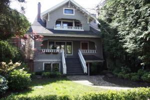 Modern Apartment in Beautiful Kitsilano