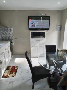 Телевизор и/или развлекательный центр в Devachan Apartments