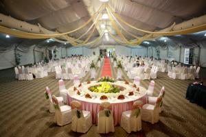 una grande sala banchetti con un grande tavolo con sedie di GLORY Beach Resort private 2 bedroom apartment a Port Dickson Altre 42 foto