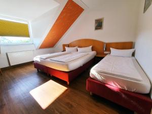 Postel nebo postele na pokoji v ubytování Hotel SunParc - SHUTTLE zum Europa-Park Rust 4km & Rulantica 2km