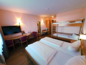 Postel nebo postele na pokoji v ubytování Hotel SunParc - SHUTTLE zum Europa-Park Rust 4km & Rulantica 2km