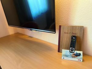 TV a/nebo společenská místnost v ubytování Hotel SunParc - SHUTTLE zum Europa-Park Rust 4km & Rulantica 2km