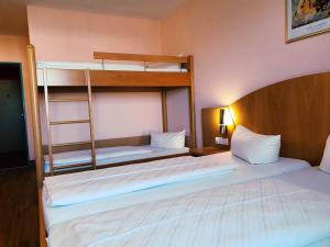 Postel nebo postele na pokoji v ubytování Hotel SunParc - SHUTTLE zum Europa-Park Rust 4km & Rulantica 2km