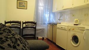 eine kleine Küche mit Waschmaschine in einem Zimmer in der Unterkunft Apartment Dubrovnik Surprise in Dubrovnik