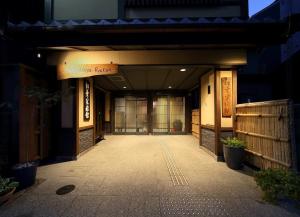 una entrada a un edificio con un cartel en él en Matsubaya Ryokan, en Kioto