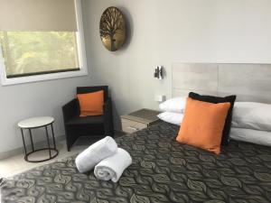 Postel nebo postele na pokoji v ubytování Golden Palms Motor Inn