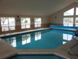 בריכת השחייה שנמצאת ב-Economy Inn & Suites או באזור