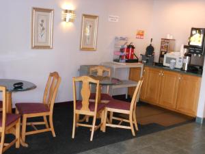 Köök või kööginurk majutusasutuses Economy Inn & Suites