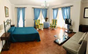 Posezení v ubytování Hotel La Yedra + 34 fotografií