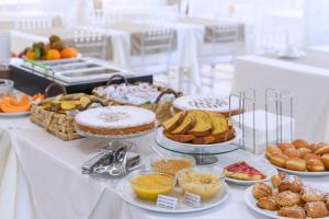 una mesa cubierta con muchos tipos diferentes de comida en Amalfi Suite Boutique Hotel Adults Only, en Amalfi