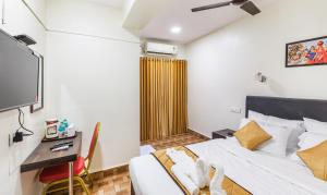 The K11 Hotels - T Nagar tesisinde bir odada yatak veya yataklar