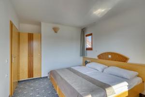 ein Schlafzimmer mit einem großen Bett in einem Zimmer in der Unterkunft Garni Hotel Zvon in Zreče