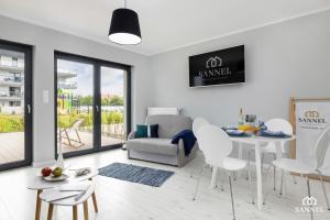 Telewizja i/lub zestaw kina domowego w obiekcie Apartament Seaside View tuż przy plaży- Gardenia Seaside Dziwnów-SANNEL Apartments for rent