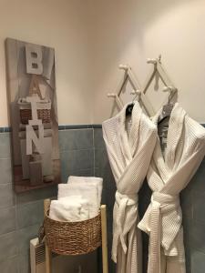 een badkamer met handdoeken aan een rek bij Market in Antibes