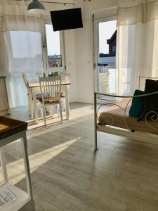a living room with a table and a dining room at SK Apartments -Apartment mit 2 Schlafzimmern in Rust