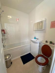 łazienka z toaletą, umywalką i wanną w obiekcie Radanks House - Fratton w mieście Portsmouth