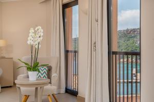 Balkón nebo terasa v ubytování Hotel Cala Lunga
