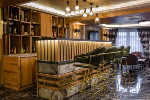 un bar con un mucchio di sedie in una stanza di Kayhan City Hotel a Bursa