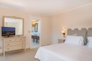 Postel nebo postele na pokoji v ubytování Hotel Cala Lunga