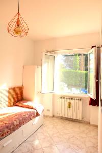 カントゥにあるAria di Casa B&Bのベッドルーム1室(ベッド1台、大きな窓付)