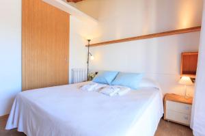 A bed or beds in a room at Es Pas Formentera Agroturismo Még 37 kép
