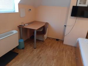 a small room with a desk with a chair at Guest House Diel in Veliko Tŭrnovo