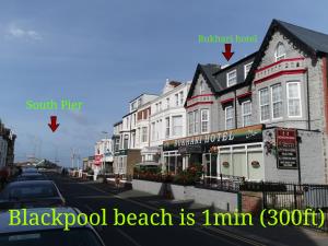 - une piscine noire sur la plage dans l'établissement BUKHARI Hotel, à Blackpool