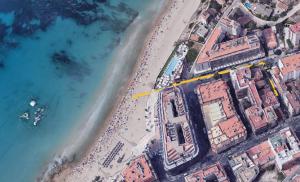 an overhead view of a beach with a crowd of people at Hotel Maravillas del Mundo in Calpe