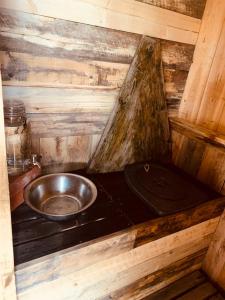 Ett kök eller pentry på Wilderness in off-grid cabin in Lapland