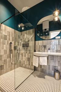 een badkamer met een douche en een wastafel bij Apartman Otokar in Osijek