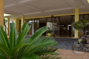 eine Lobby eines Gebäudes mit Glastüren und Pflanzen in der Unterkunft Kim Jek Cin 2 Hotel - โรงแรมกิมเจ็กซิน2 in Mukdahan