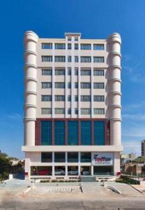 duży biały budynek z znakiem przed nim w obiekcie Red Fox Hotel, Alwar w mieście Alwar