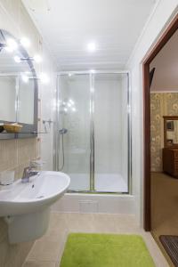 Hotel Premyer في تريسكوفيتس: حمام مع حوض أبيض ودش